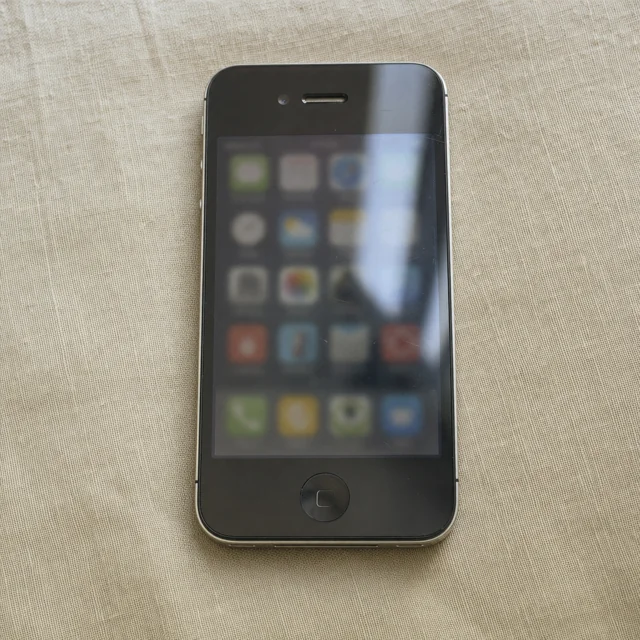 Smartphone vecchio con icone di app